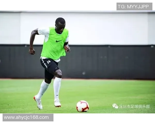 卡罗与足球明星的精彩瞬间:一组珍贵照片背后的故事与回忆 卡罗与足球明星的精彩瞬间:一组珍贵照片背后的故事与回忆